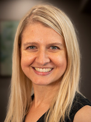 meet dr laura dyras